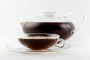 Assam-Tee aufgebrüht, Kanne Jenaer Glas, Tasse Wagenfeld