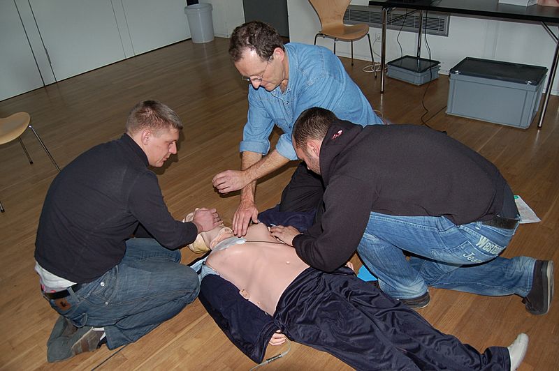 CPR mit defibrillator