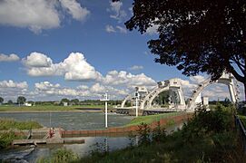 De stuw in de rivier de Lek bij Hagestein
