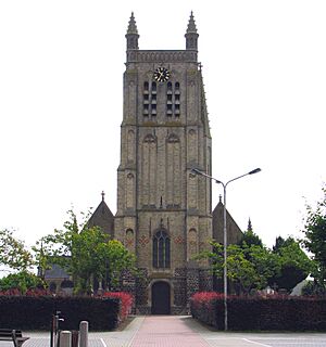 Gotische St.-Rictrudis-Kirche 1923 ehem 15. Jh Turm ohne Spitze Woesten Gem Vleteren Westflandern Belgien Foto Wolfgang Pehlemann IMG 1387