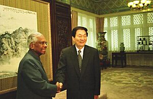 The President of India, Shri K. R. Narayanan meeting the with the Premier of the People's Republic of China, Mr. Zhu Rongji at Beijing