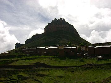 YAROWILCA HUANUCO 013 La Corona del Inca Ayapitej.JPG
