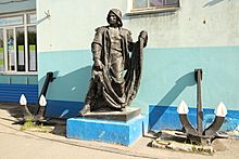 Скульптура рыбака у здания морского колледжа имени И.И.Месяцева