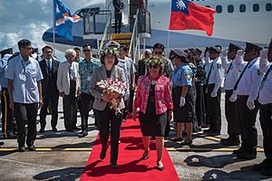 10.30 總統抵達馬紹爾群島共和國，由海妮（Hilda C. Heine）總統陪同沿紅地毯前進，接受兩側馬國國家警察儀隊致敬 (37980845986)