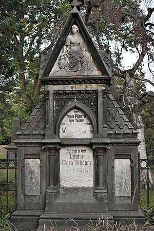 2022-08-07 Louise von Lehzen Grabmal 02