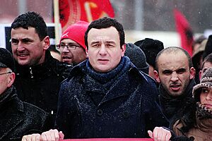 Albin Kurti duke protestuar