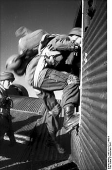 Bundesarchiv Bild 101I-527-2349-04, Kreta, Fallschirmjäger vor Start mit Ju 52