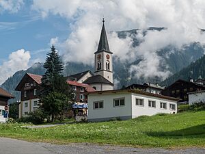 Gaschurn, katholische Pfarrkirche heilige Michael in straatzicht Dm65344 positie2 foto5 2014-07-23 09.47