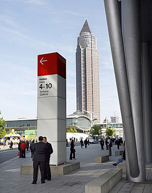 Messefrankfurt-messeturm-und-messebesucher