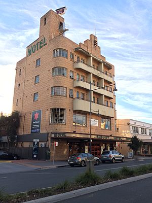 New Albury Hotel on Kiewa St in Albury.jpg