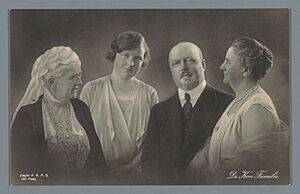 Portret van de Koninklijke familie, RP-F-F20969