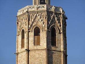 Ventanales de la sala de campanas de la torre del Miguelete o Micalet, de la catedral de Valencia, España
