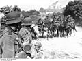 Bundesarchiv Bild 101I-054-1525-26, Frankreich, Kavallerie am Ausgang eines Dorfes