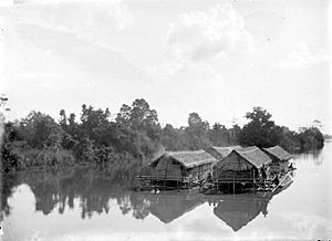 COLLECTIE TROPENMUSEUM Houtvlotten met woningen erop die de rivier Moesi afzakken Palembang Zuid-Sumatra TMnr 10007707