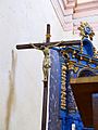 Cristo crucifcado junto al altar de la Virgen del Rosario