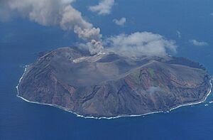 Eruption of Izu-Torishima 20020812-2
