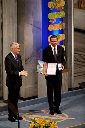 Horbjorn Jagland presents President Barack Obama with the Nobel Prize medal and diploma