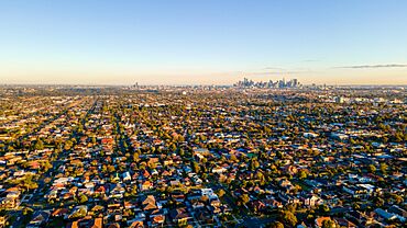 Melbourne city skyline from Hayes Park, Thornbury.jpg