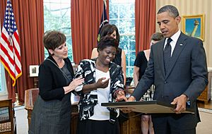 P062011PS-0478-Lois-Curtis-Barack-Obama-Oval-Office-20-Jun-2011.jpg