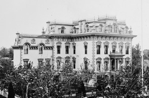 Photocopy of 1872 photograph by Eadweard Muybridge in Stanford University Archives, PC 6. VIEW FROM THE NORTHEAST - Leland Stanford House, 800 N Street, Sacramento, Sacramento HABS CAL,34-SAC,9-3 (cropped)