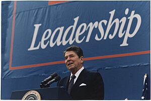 Photograph of President Reagan giving Campaign speech in Texas - NARA - 198551
