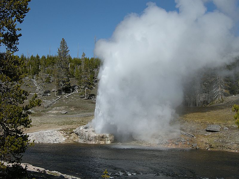 Rivererside Geyser Erupting