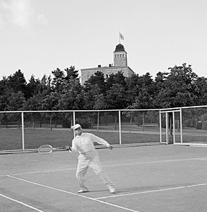 Tasavallan presidentti Kyösti Kallio pelaamassa tennistä Kultarannassa