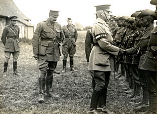 The General Sir James Willcocks talking to Indian officers (Photo 24-167)