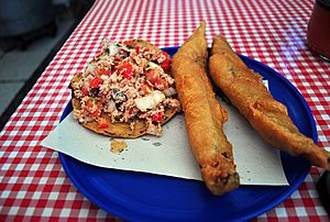 Tostada y filete de pescado.