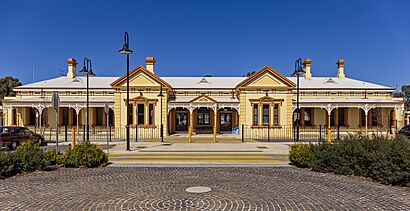 Wagga Wagga railway station viewed from Station Place (cropped).jpg