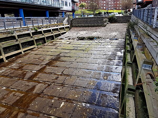 2017-Woolwich Dockyard, slip 5 at Mast Quay 02