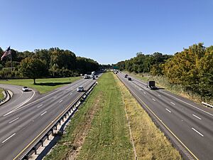 2022-10-07 10 48 36 View south along Interstate 95 (Delaware Expressway) from the overpass for Chichester Avenue in Upper Chichester Township, Delaware County, Pennsylvania