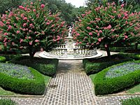 Elizabethan Gardens - sunken garden 04