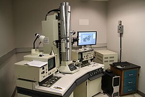 Hitachi-7100-transmission-electron-microscope-equipped-with-a-gatan-high-resolution-digital-bottom-mount-camera-3-1024x683