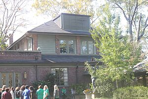 Tourists gather at rear of Biedenharn House in Monroe, LA IMG 4108