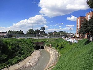 Bogotá - Estación Ciudad Jardín y río Fucha