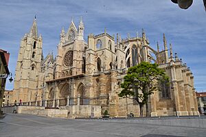 Leon Cathedral - Before the crowds - panoramio