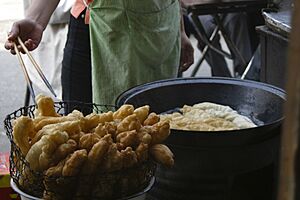 Making fresh Yóu Tiáo 油条