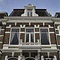Overzicht van het bovenste deel van de voorgevel met dakkapel (kajuit) en balkon - Groningen - 20387674 - RCE