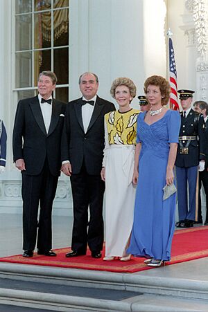 President Ronald Reagan Julio Maria Sanguinetti Nancy Reagan and Mrs. Sanguinetti on The North Portico Before The State Dinner for President Julio Maria Sanguinetti of Uruguay - DPLA - 1786fd3f4d1b1a7dcc986a7d7fbf0c45