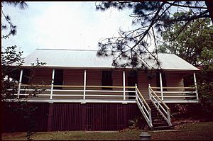 Redland Bay State School Residence (1995).jpg
