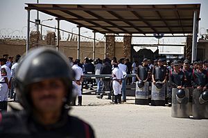 Riot police outside Mubarak courthouse