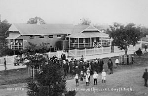 StateLibQld 1 119552 Childers Court House on polling day, 5 February 1908
