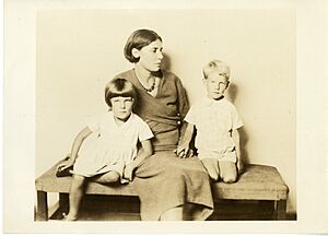 Winifred May de Kok (1893-1969) and her children