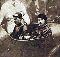 Yves Giraud-Cabantous vainqueur du Championnat automobile des Aviateurs, en juin 1929 (et madame).jpg