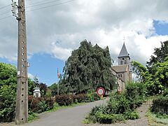 Braives, monument aux morts de la première guerre mondiale et église de la Nativité de Notre-Dame foto1 2012-07-01 13.40