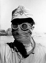 Bundesarchiv Bild 101I-785-0285-14A, Nordafrika, Soldat mit Sandschutz.2