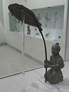 Figure with parasol (bronze, Western Han) - Yunnan Provincial Museum - DSC02253