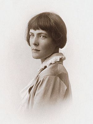 Hilda Doolittle, 1921 (cropped)