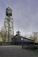 Houten zaalkerk met op de voorgrond een vrijstaande stalen klokkentoren - Koedijk - 20396714 - RCE
